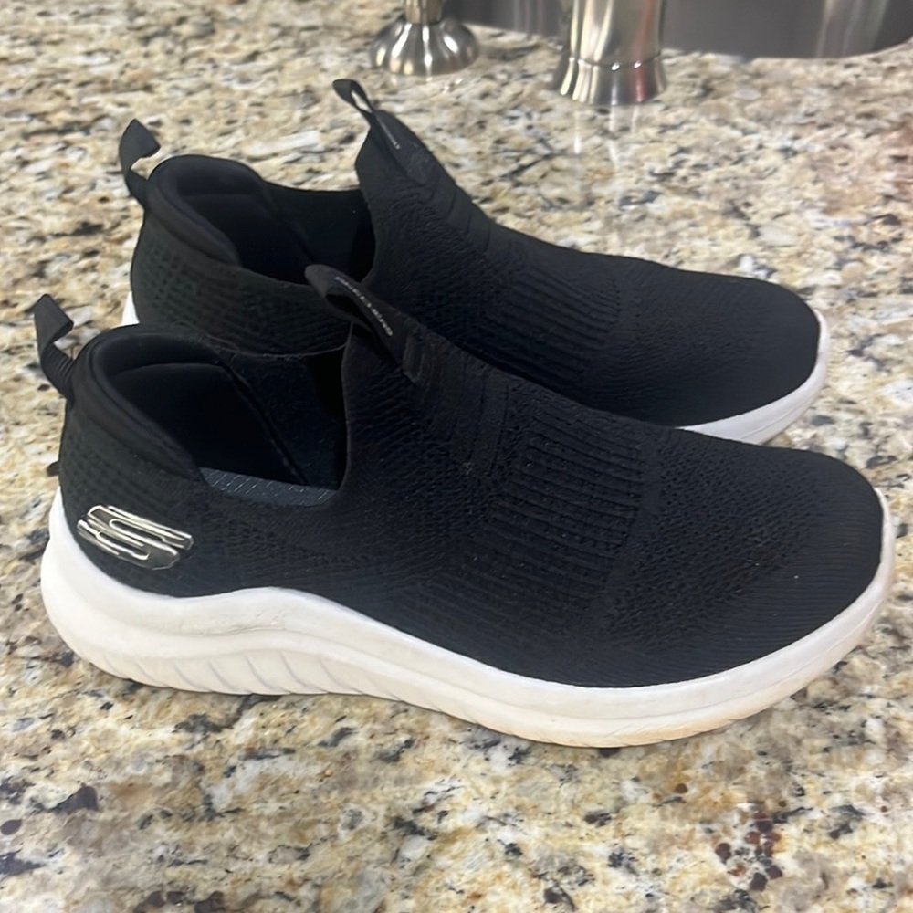 Excellent condition boys size 3 Skechers